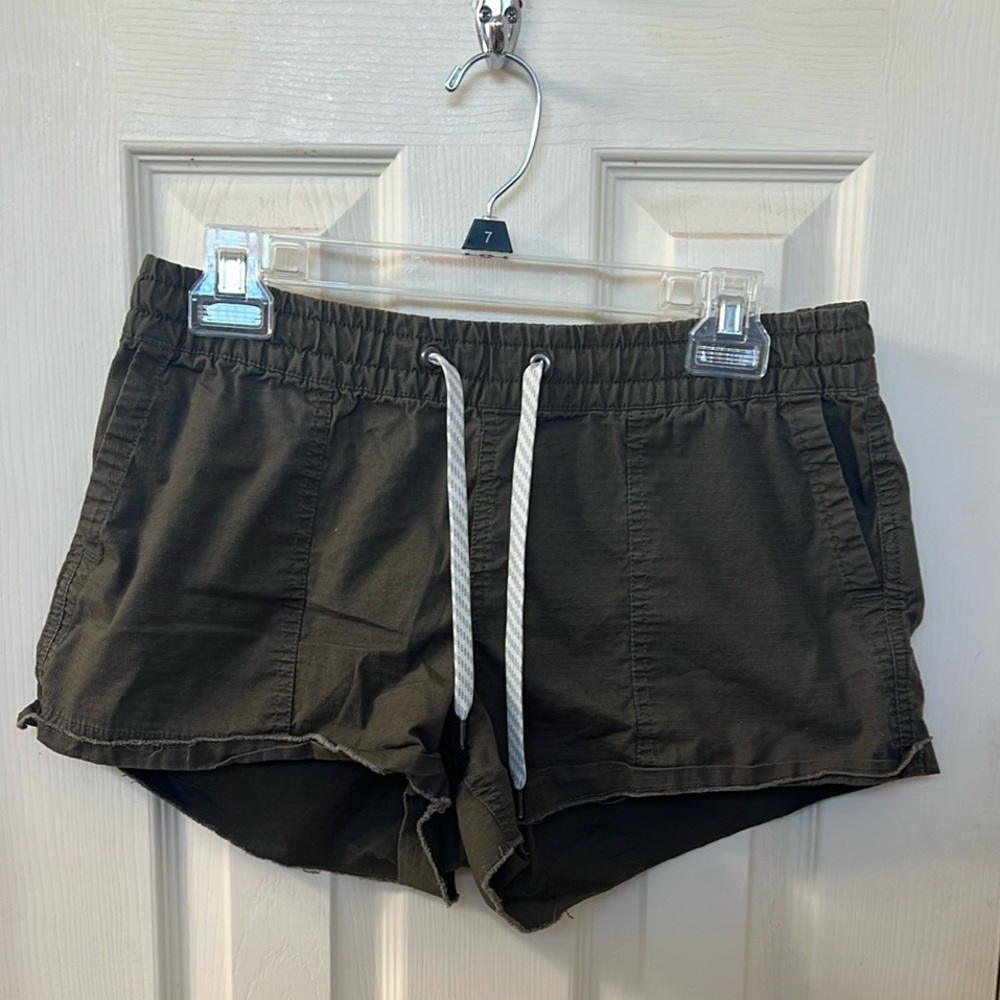 Vuori Women's Olive Green Casual Ripstop Shorts!!